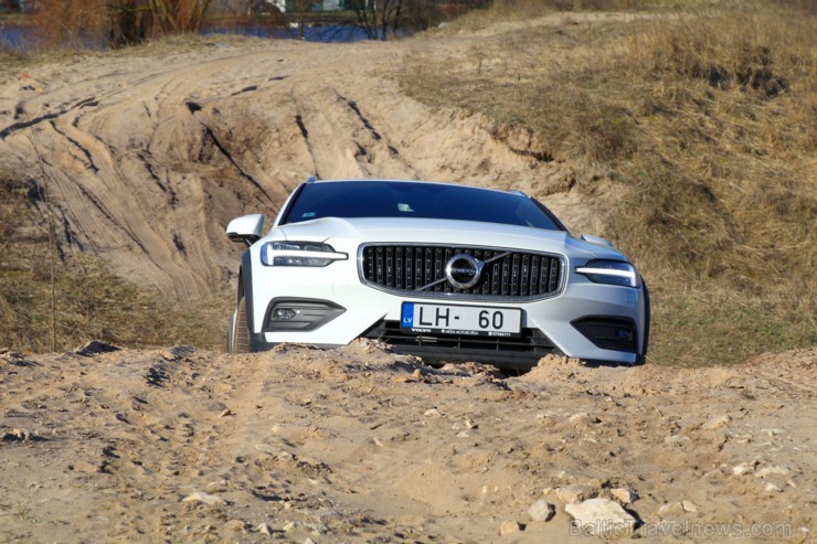 Travelnews.lv ar jauno «Volvo V60 Country D4 AWD Momentum» apceļo Vidzemi un Latgali 250207