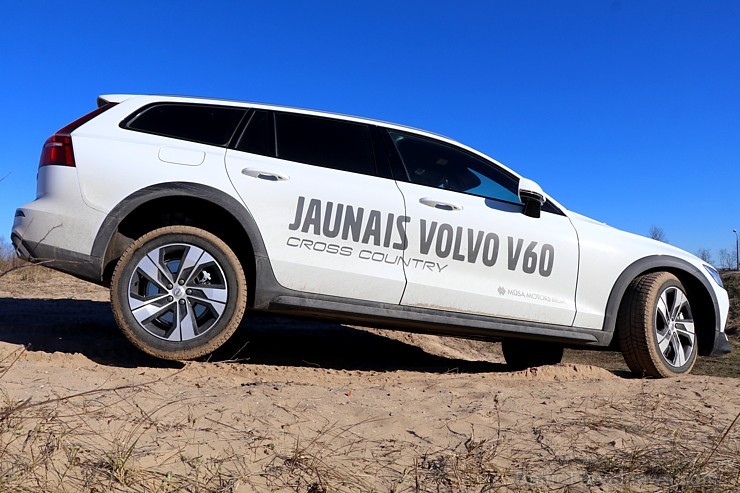 Travelnews.lv ar jauno «Volvo V60 Country D4 AWD Momentum» apceļo Vidzemi un Latgali 250208