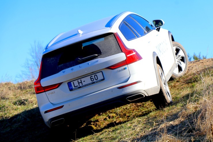Travelnews.lv ar jauno «Volvo V60 Country D4 AWD Momentum» apceļo Vidzemi un Latgali 250209