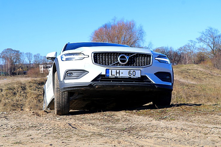 Travelnews.lv ar jauno «Volvo V60 Country D4 AWD Momentum» apceļo Vidzemi un Latgali 250212