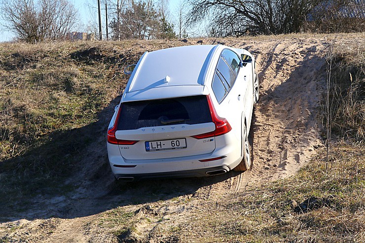 Travelnews.lv ar jauno «Volvo V60 Country D4 AWD Momentum» apceļo Vidzemi un Latgali 250213