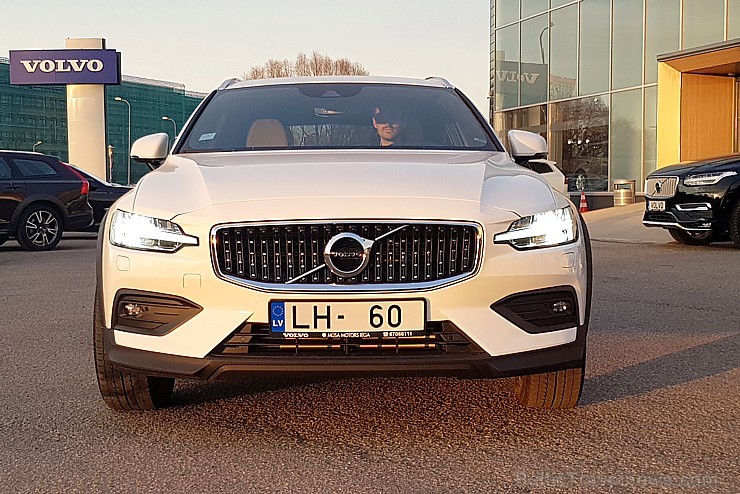 Travelnews.lv ar jauno «Volvo V60 Country D4 AWD Momentum» apceļo Vidzemi un Latgali 250218