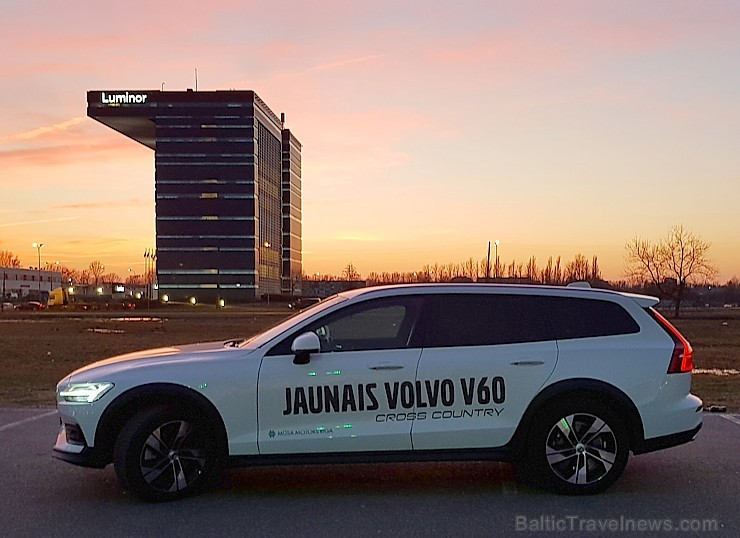 Travelnews.lv ar jauno «Volvo V60 Country D4 AWD Momentum» apceļo Vidzemi un Latgali 250220