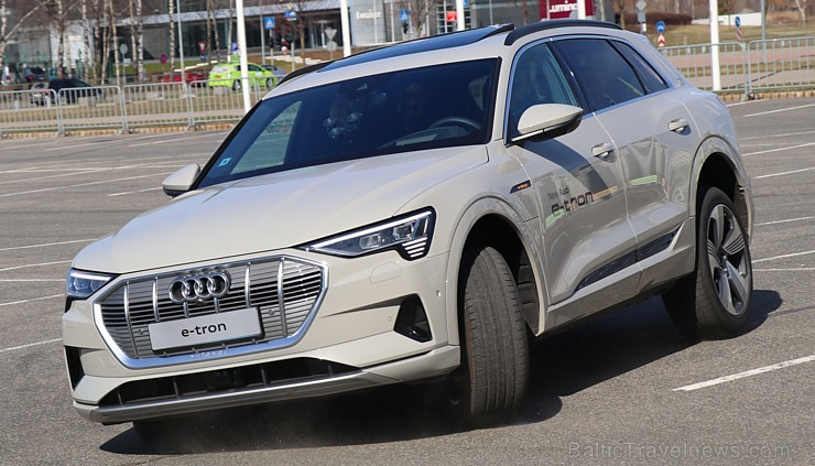 Audi pirmo reizi Rīgā prezentē pilnīgi elektrisku vāģi «Audi e-tron» 250312