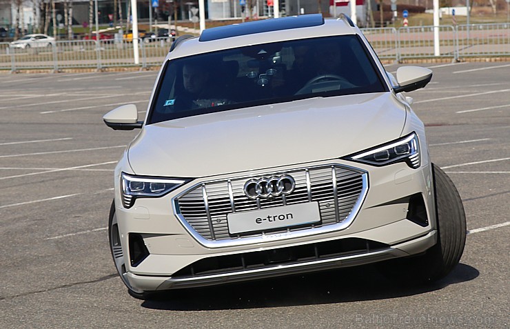 Audi pirmo reizi Rīgā prezentē pilnīgi elektrisku vāģi «Audi e-tron» 250314
