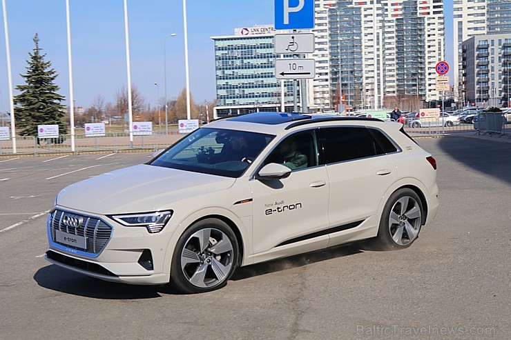Audi pirmo reizi Rīgā prezentē pilnīgi elektrisku vāģi «Audi e-tron» 250315