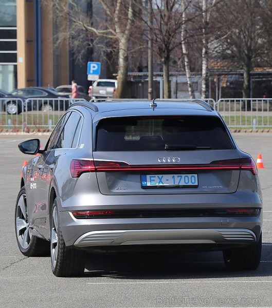 Audi pirmo reizi Rīgā prezentē pilnīgi elektrisku vāģi «Audi e-tron» 250317