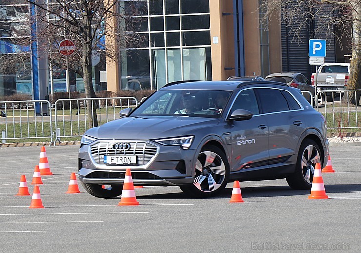 Audi pirmo reizi Rīgā prezentē pilnīgi elektrisku vāģi «Audi e-tron» 250319