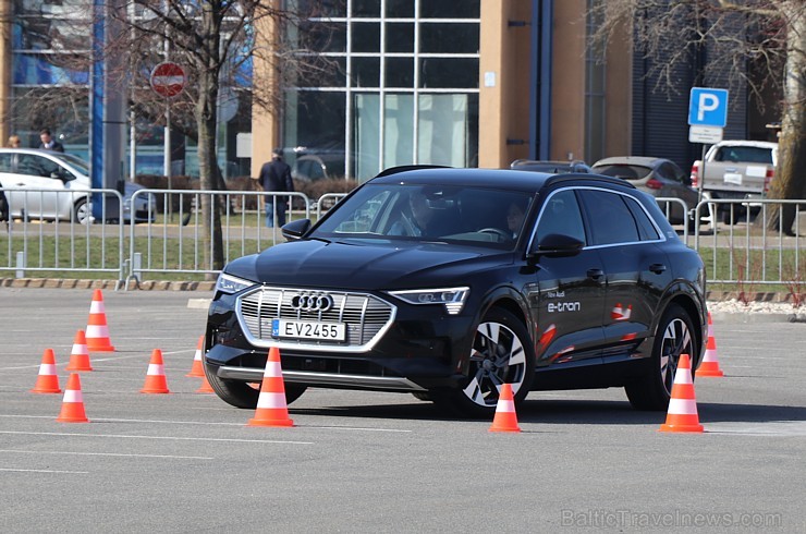 Audi pirmo reizi Rīgā prezentē pilnīgi elektrisku vāģi «Audi e-tron» 250320