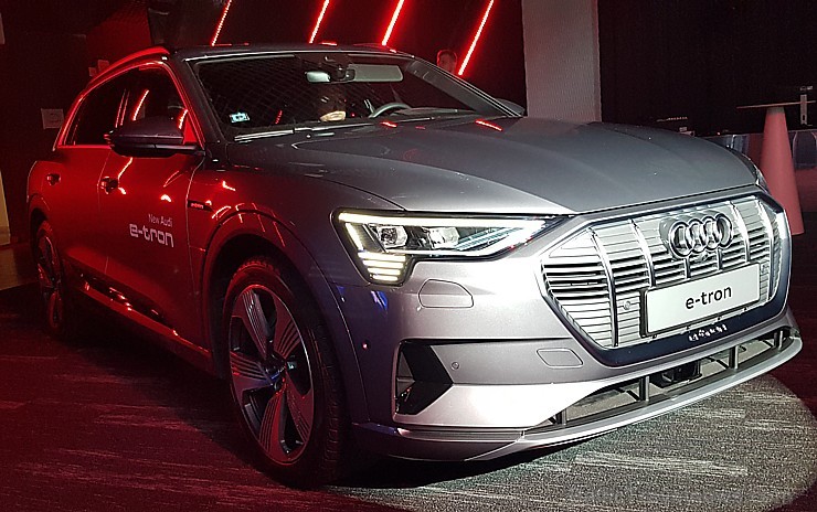 Audi pirmo reizi Rīgā prezentē pilnīgi elektrisku vāģi «Audi e-tron» 250321