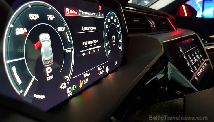 Audi pirmo reizi Rīgā prezentē pilnīgi elektrisku vāģi «Audi e-tron» 250324