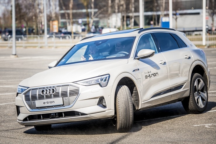 Audi pirmo reizi Rīgā 2.04.2019 prezentē pilnīgi elektrisku vāģi «Audi e-tron» 250326