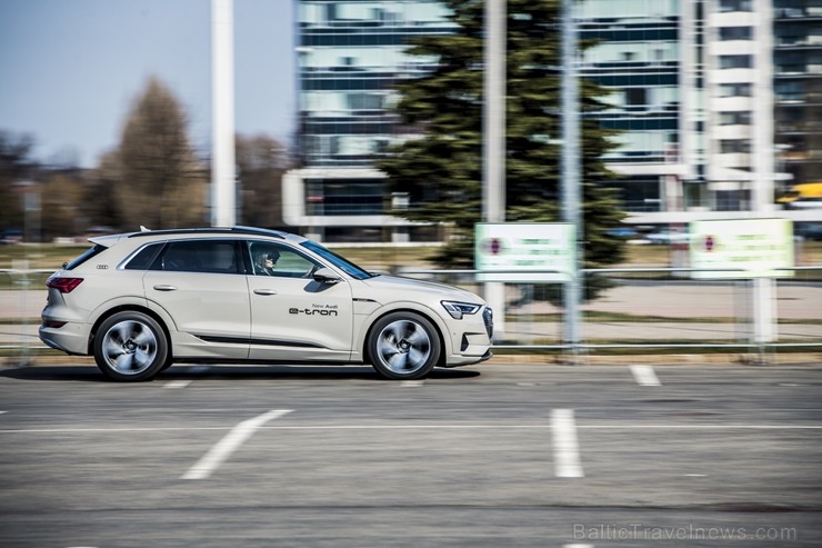 Audi pirmo reizi Rīgā 2.04.2019 prezentē pilnīgi elektrisku vāģi «Audi e-tron» 250328