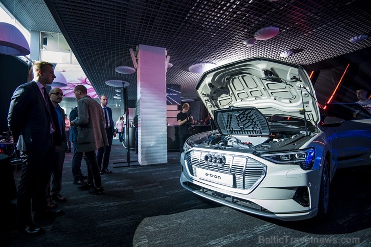 Audi pirmo reizi Rīgā 2.04.2019 prezentē pilnīgi elektrisku vāģi «Audi e-tron» 250330