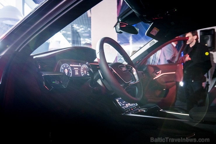 Audi pirmo reizi Rīgā 2.04.2019 prezentē pilnīgi elektrisku vāģi «Audi e-tron» 250332
