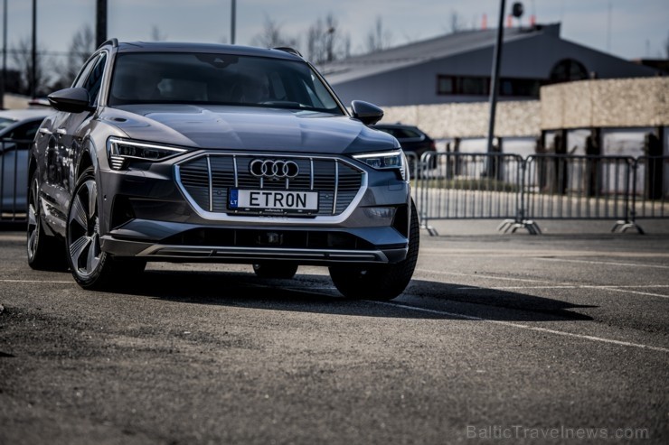 Audi pirmo reizi Rīgā 2.04.2019 prezentē pilnīgi elektrisku vāģi «Audi e-tron» 250340