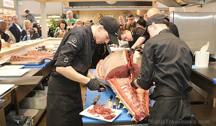 Skatītāju priekšā «Centrālais Gastro Tirgus» tiek sadalīts 208kg smags un 6.000 eiro vērts tuncis 250622