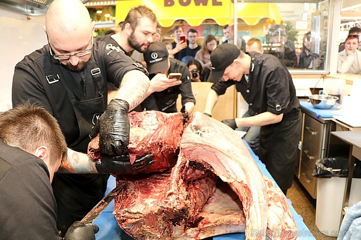 Skatītāju priekšā «Centrālais Gastro Tirgus» tiek sadalīts 208kg smags un 6.000 eiro vērts tuncis 250623
