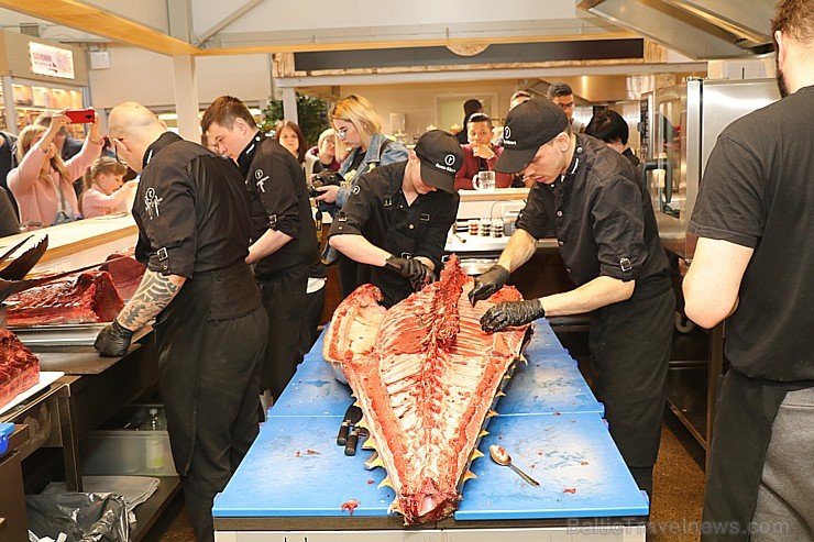 Skatītāju priekšā «Centrālais Gastro Tirgus» tiek sadalīts 208kg smags un 6.000 eiro vērts tuncis 250637