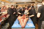 Skatītāju priekšā «Centrālais Gastro Tirgus» tiek sadalīts 208kg smags un 6.000 eiro vērts tuncis 17