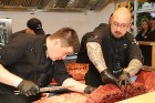 Skatītāju priekšā «Centrālais Gastro Tirgus» tiek sadalīts 208kg smags un 6.000 eiro vērts tuncis 18