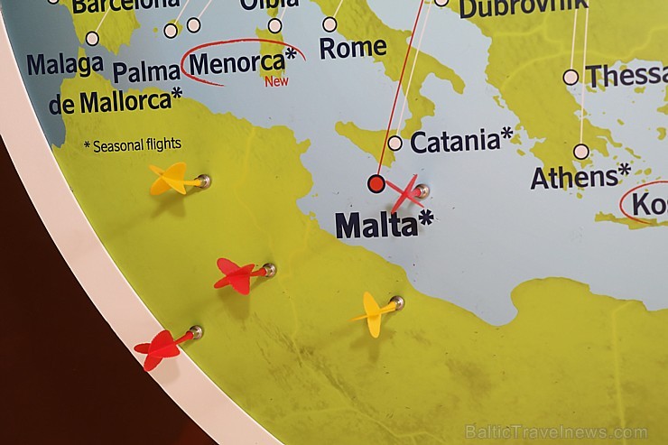 Nacionālā lidsabiedrība «airBaltic» izklaidē ceļojumu aģentus pludmales smiltīs, prezentējot Maltu