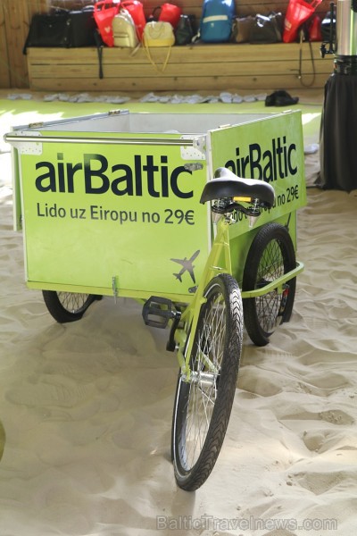Nacionālā lidsabiedrība «airBaltic» izklaidē ceļojumu aģentus pludmales smiltīs, prezentējot Maltu