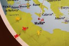 Nacionālā lidsabiedrība «airBaltic» izklaidē ceļojumu aģentus pludmales smiltīs, prezentējot Maltu 1