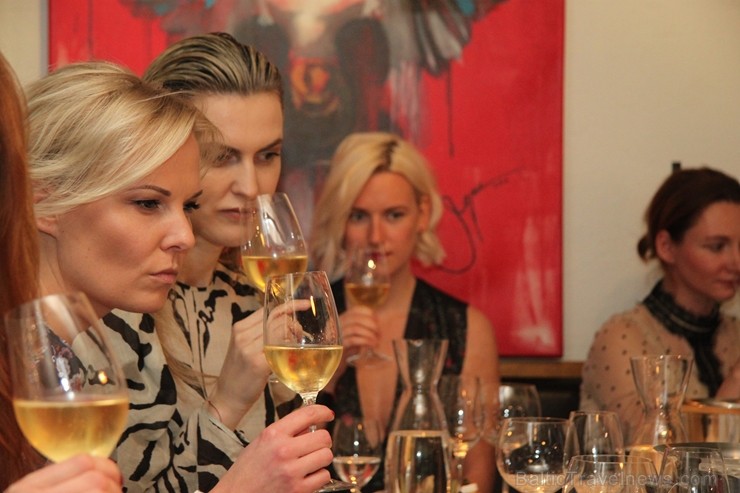 Vīna Studija degustācijas vakarā iepazīstina ar «Champagne Castelnau» šampaniešiem līdzās ar Evas Šubertas stāstu par šiem izcilajiem dzērieniem 251004