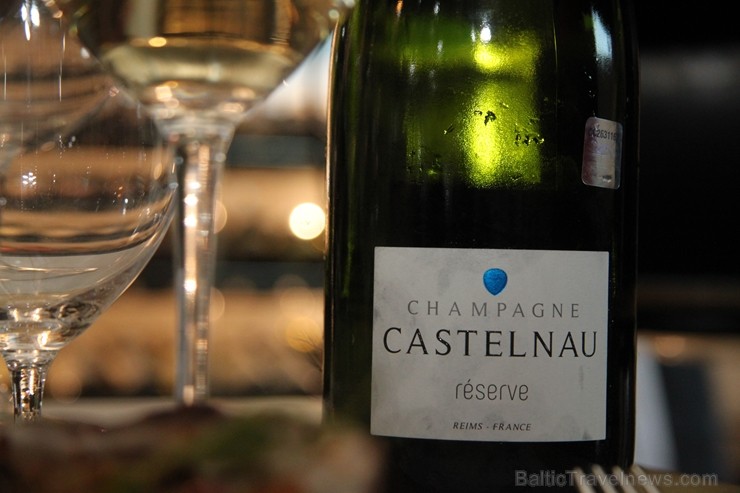 Vīna Studija degustācijas vakarā iepazīstina ar «Champagne Castelnau» šampaniešiem līdzās ar Evas Šubertas stāstu par šiem izcilajiem dzērieniem 251005