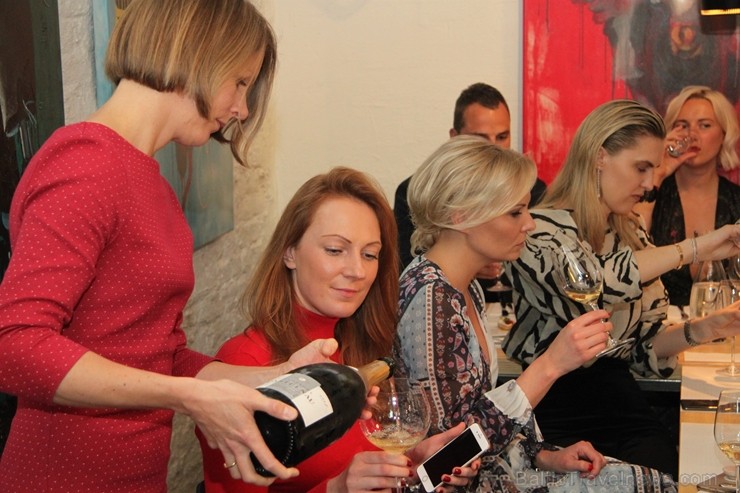 Vīna Studija degustācijas vakarā iepazīstina ar «Champagne Castelnau» šampaniešiem līdzās ar Evas Šubertas stāstu par šiem izcilajiem dzērieniem 251012