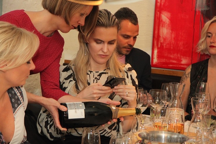 Vīna Studija degustācijas vakarā iepazīstina ar «Champagne Castelnau» šampaniešiem līdzās ar Evas Šubertas stāstu par šiem izcilajiem dzērieniem 251013