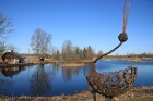 Ķoņu dzirnavas starp Rūjienu un Igaunijas robežu sagaida mūs ar dzidru dzirnavu ezeru un Rūjienas pusē populārā metāla mākslā veidotām dzērvēm 1