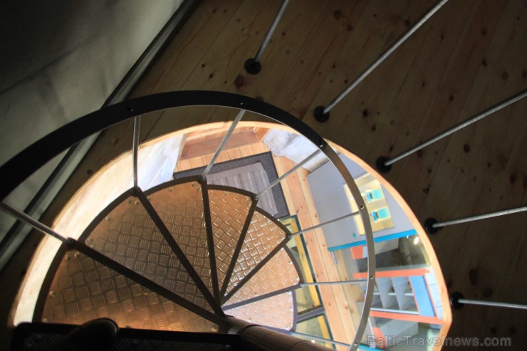 Drosmīgākie apmeklētāji atjaunotā torņa iekšpusē var doties augšup pa vītņveida kāpnēm.