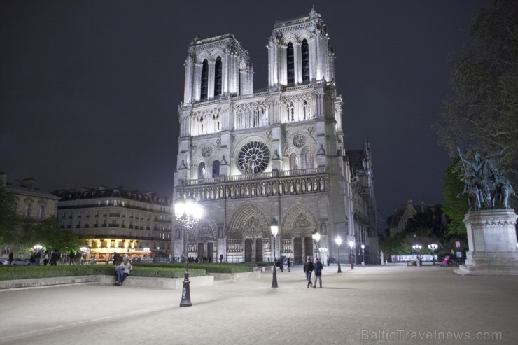 Parīzes Dievmātes katedrāle ir viens no visvairāk apmeklētākajiem tūrisma objektiem Parīzē. Elpu aizraujošās vitrāžas un griestu velves, kas datējamas 251883