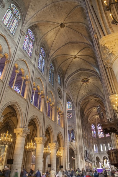 Parīzes Dievmātes katedrāle ir viens no visvairāk apmeklētākajiem tūrisma objektiem Parīzē. Elpu aizraujošās vitrāžas un griestu velves, kas datējamas 251887