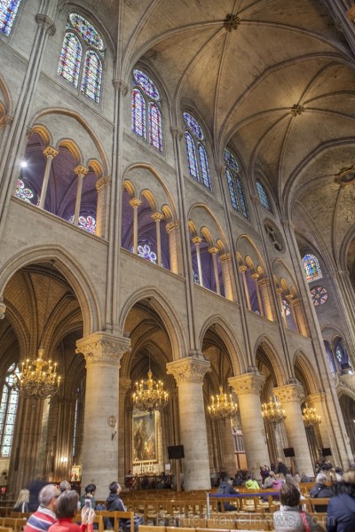 Parīzes Dievmātes katedrāle ir viens no visvairāk apmeklētākajiem tūrisma objektiem Parīzē. Elpu aizraujošās vitrāžas un griestu velves, kas datējamas
