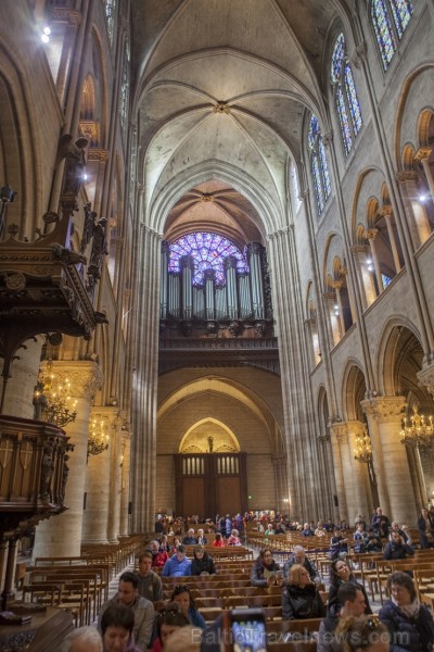 Parīzes Dievmātes katedrāle ir viens no visvairāk apmeklētākajiem tūrisma objektiem Parīzē. Elpu aizraujošās vitrāžas un griestu velves, kas datējamas 251890
