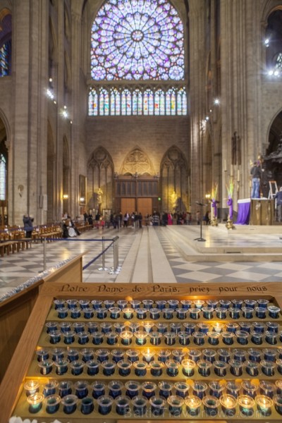 Parīzes Dievmātes katedrāle ir viens no visvairāk apmeklētākajiem tūrisma objektiem Parīzē. Elpu aizraujošās vitrāžas un griestu velves, kas datējamas 251891