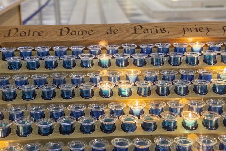 Parīzes Dievmātes katedrāle ir viens no visvairāk apmeklētākajiem tūrisma objektiem Parīzē. Elpu aizraujošās vitrāžas un griestu velves, kas datējamas 251892