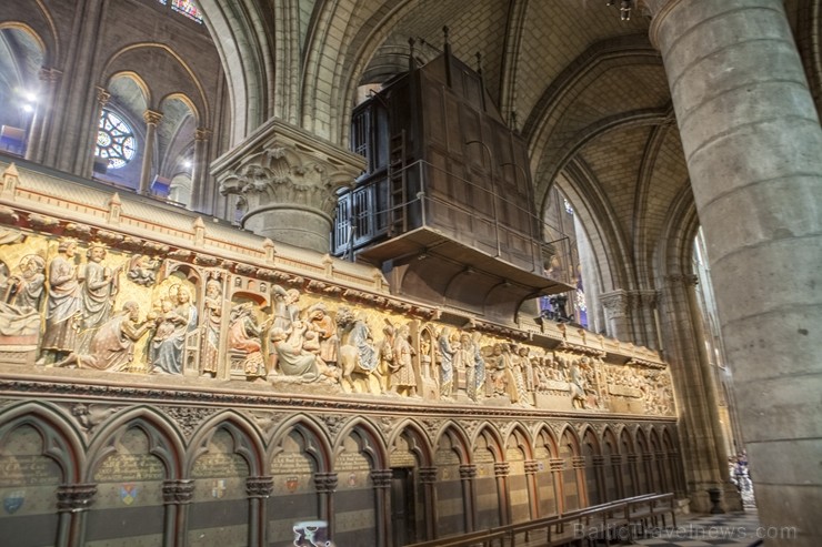 Parīzes Dievmātes katedrāle ir viens no visvairāk apmeklētākajiem tūrisma objektiem Parīzē. Elpu aizraujošās vitrāžas un griestu velves, kas datējamas 251894