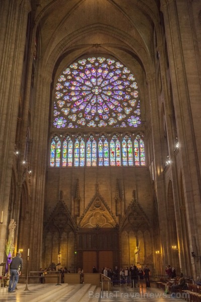 Parīzes Dievmātes katedrāle ir viens no visvairāk apmeklētākajiem tūrisma objektiem Parīzē. Elpu aizraujošās vitrāžas un griestu velves, kas datējamas 251895