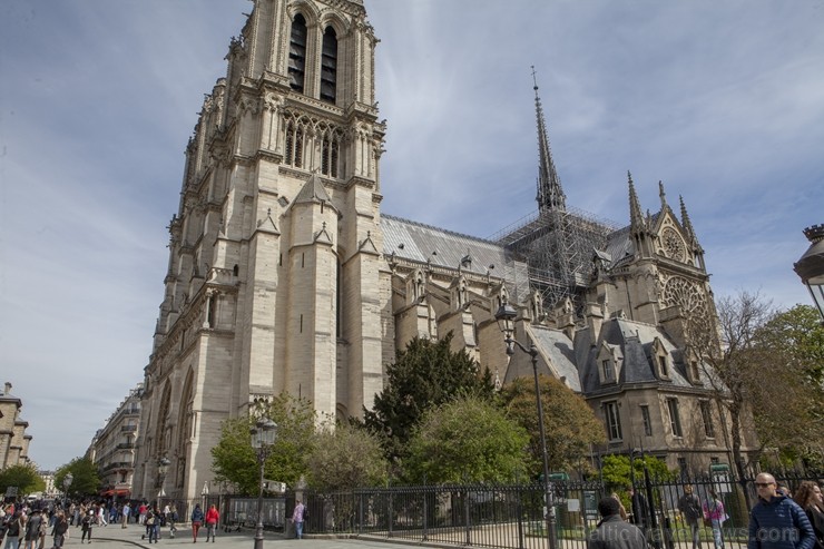 Parīzes Dievmātes katedrāle ir viens no visvairāk apmeklētākajiem tūrisma objektiem Parīzē. Elpu aizraujošās vitrāžas un griestu velves, kas datējamas 251896