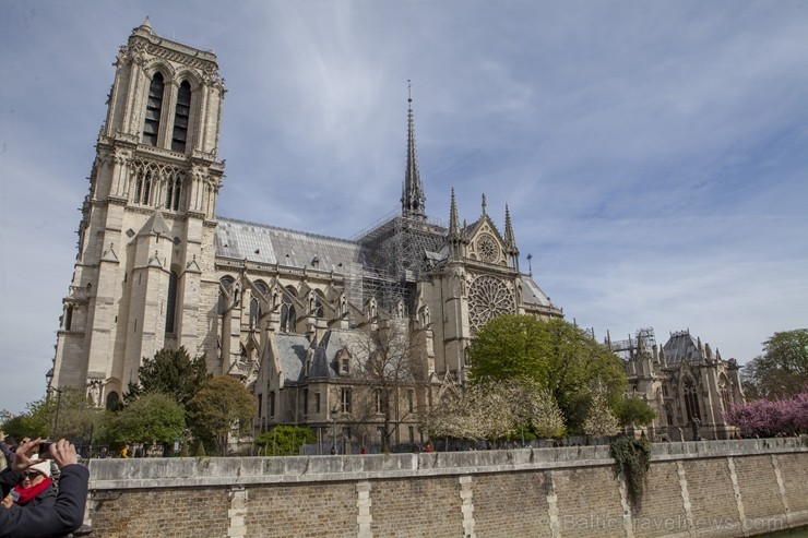 Parīzes Dievmātes katedrāle ir viens no visvairāk apmeklētākajiem tūrisma objektiem Parīzē. Elpu aizraujošās vitrāžas un griestu velves, kas datējamas 251901