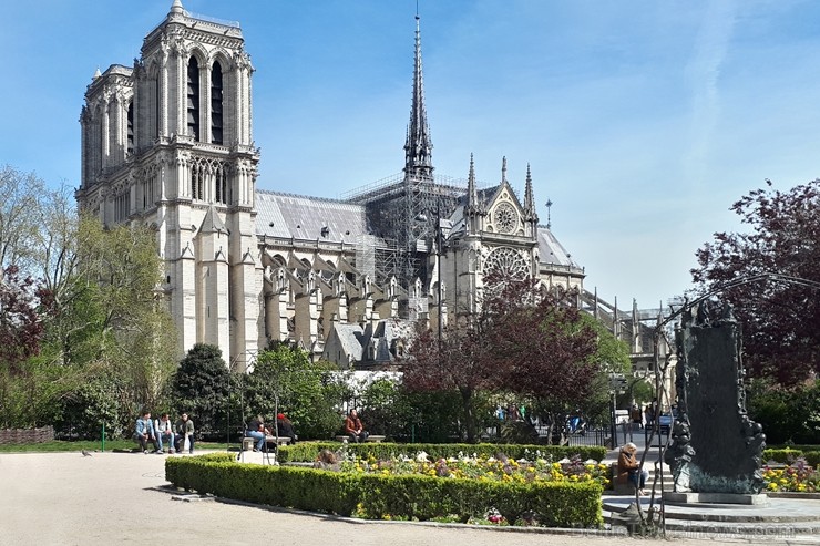 Parīzes Dievmātes katedrāle ir viens no visvairāk apmeklētākajiem tūrisma objektiem Parīzē. Elpu aizraujošās vitrāžas un griestu velves, kas datējamas 251902