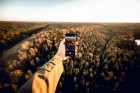 Siguldā izmēģina Latvijā nesen pieejamo Huawei P30 Pro viedtālruni, kuru kapacitāti pārbauda, paceļoties vairāk nekā simts metrus virs zemes gaisa bal 12