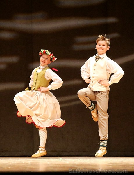 Travelnews.lv izbauda bērnu un jauniešu deju kolektīva «Pīlādzītis» koncertu «Deju karuselis» 252961
