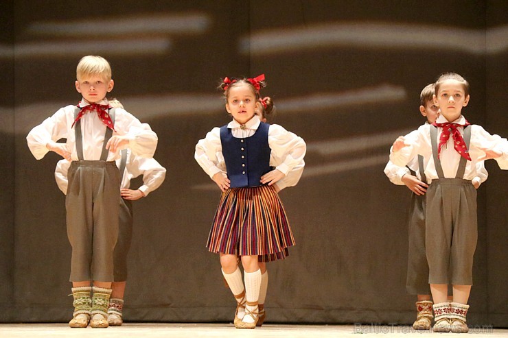 Travelnews.lv izbauda bērnu un jauniešu deju kolektīva «Pīlādzītis» koncertu «Deju karuselis» 252967