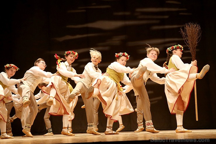 Travelnews.lv izbauda bērnu un jauniešu deju kolektīva «Pīlādzītis» koncertu «Deju karuselis» 252987