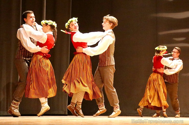 Travelnews.lv izbauda bērnu un jauniešu deju kolektīva «Pīlādzītis» koncertu «Deju karuselis» 253036